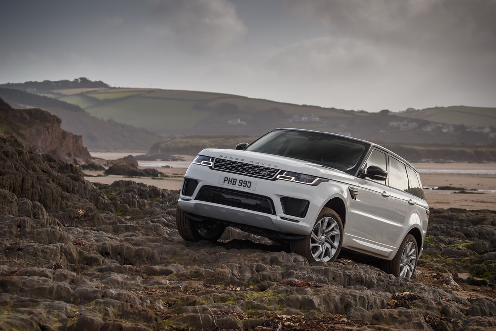 Mẫu SUV địa hình  Range Rover Sport mới được vén màn thế hệ mới cách đây không lâu. Nó được giới thiệu là có khả năng lội nước lên đến 850mm, giúp xe có thể vượt suối, đi đường ngập nước thoải mái.